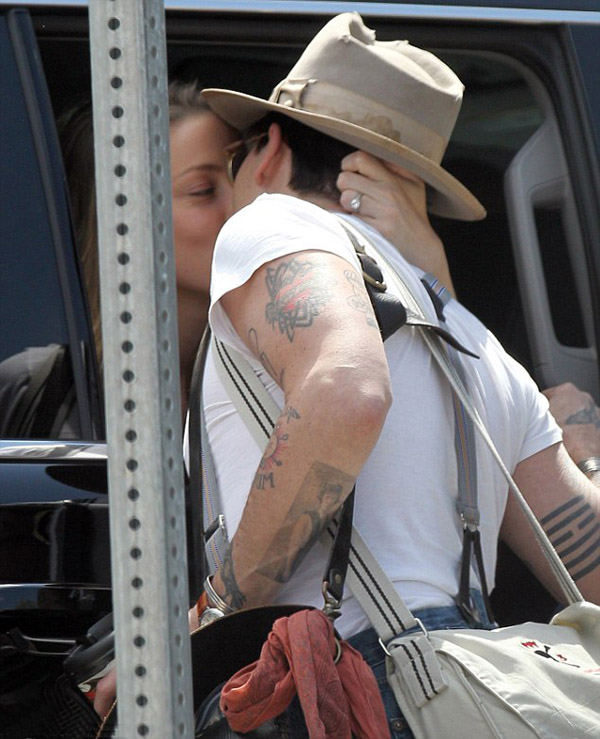 Johnny Depp kiss Amber Heard