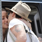  Johnny Depp Kisses Fiancé Amber Heard through her Car Window
