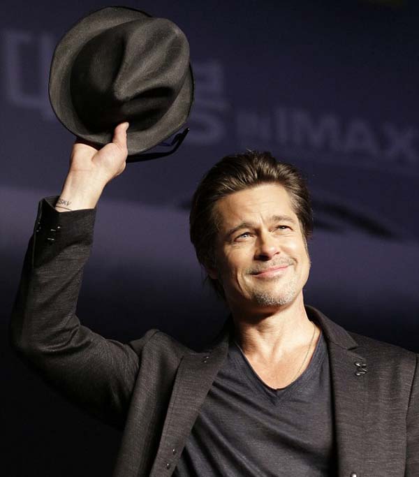 Brad_Pitt_wins_waving_his_hat_2