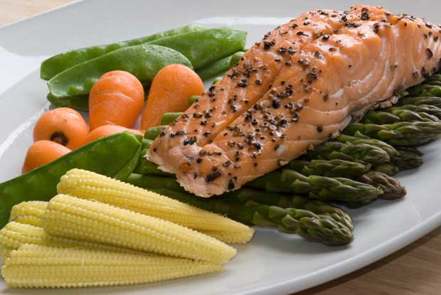 Salmon with fresh vegetables