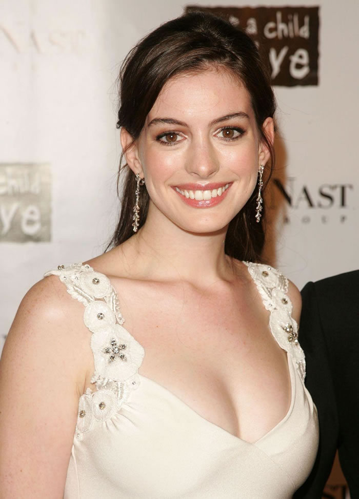 Anne Hathaway Hot Pics