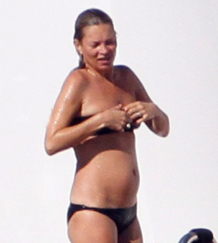 Kate Moss nip black bikini