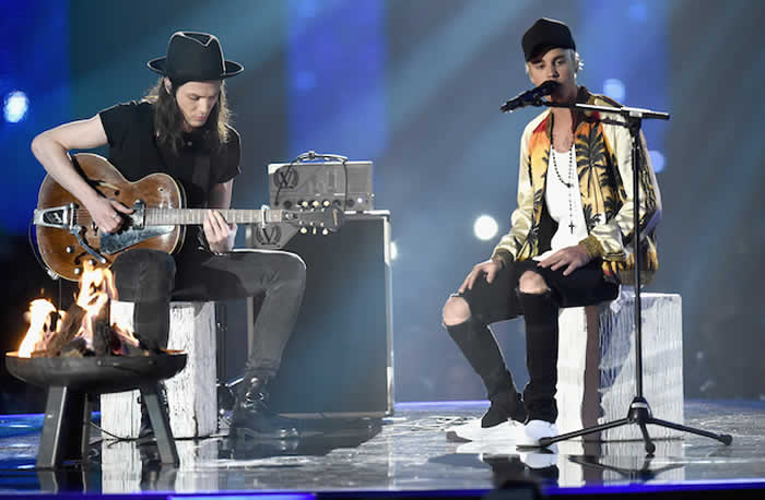 Justin Bieber Gets James Bay's Help Performing Love Yourself & Sorry At The 2016 BRIT Awards!