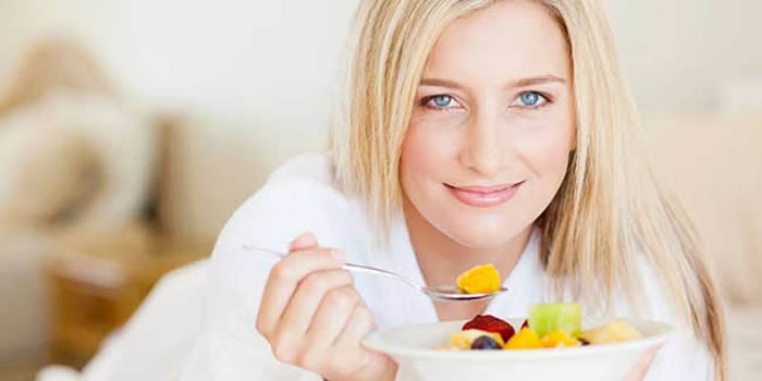 women eating food