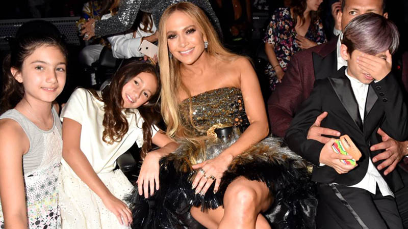  Jennifer Lopez’s sister Lynda shares sweet photo of twins Emme and Max bonding with their cousin