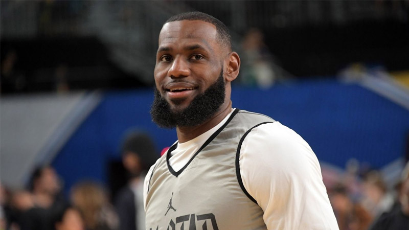  Look: LeBron Reacts To Bronny’s Sports Illustrated Cover