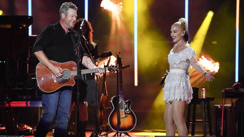  Video: Gwen Stefani Plays ‘Don’t Speak’ with Blake Shelton on Guitar