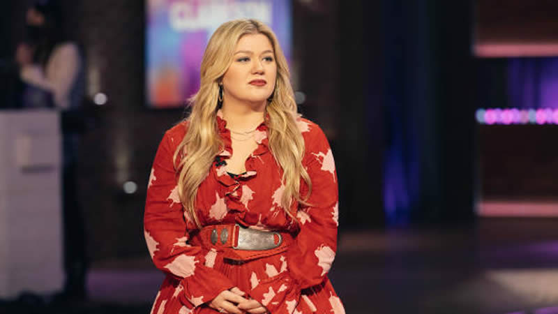  Kelly Clarkson gets emotional as she reflects on her pregnancy experiences