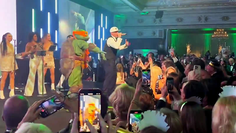  Vanilla Ice Brings Nostalgia with ’90s Hits at Donald Trump’s Mar-a-Lago New Year’s Eve Celebration