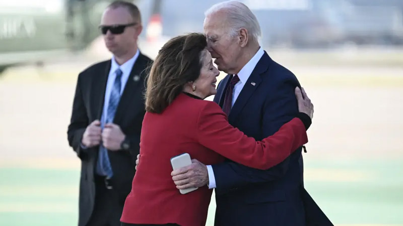  “This is so sad to watch Just retire already” Joe Biden, 81, and Nancy Pelosi, 83, Tarmac Walk Sparks Age-Related Criticism