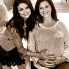  Selena Gomez’s Mom Is Pregnant — Singer Grabs Her Cute Baby Bump