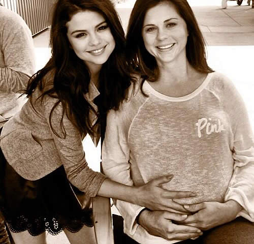 Selena Gomez’s Mom Is Pregnant - Singer Grabs Her Cute Baby Bump