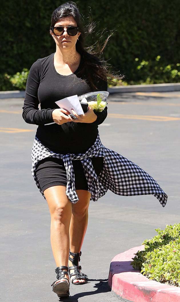 Pregnant_Kourtney_Kardashian_1