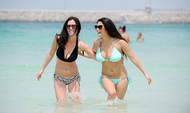 Casey_Batchelor_slinky_mint_bikini_DUBAI_2