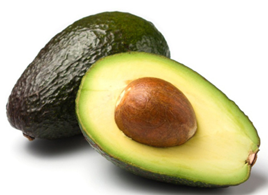 ganze und halbe avocado isoliert auf weiss