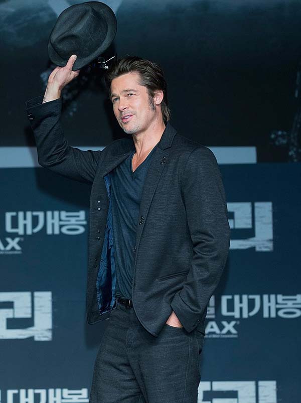 Brad_Pitt_wins_waving_his_hat_