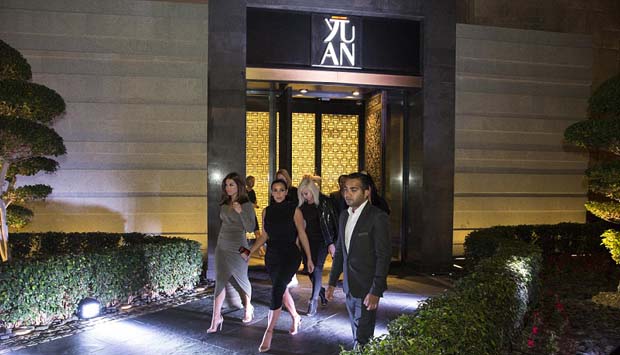 Kim_Kardashian_leaves_YUAN_the_signature_Chinese_restaurant