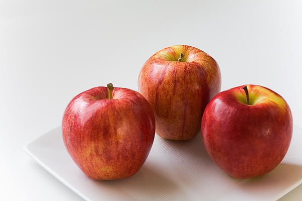 three-apples-on-white-plate