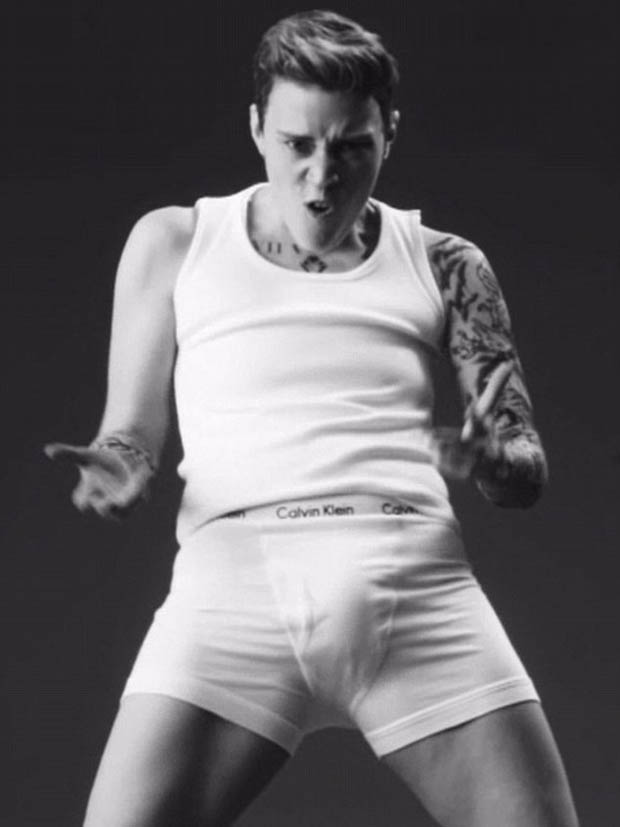 Justin_Bieber_in_Calvin_Klein_advert_on_Saturday_Night_Live_