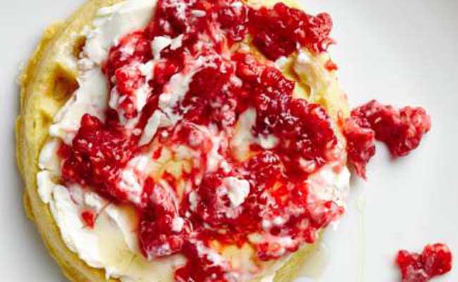 WAFFLE WITH CREAM CHEESE AND SMASHED BERRIES