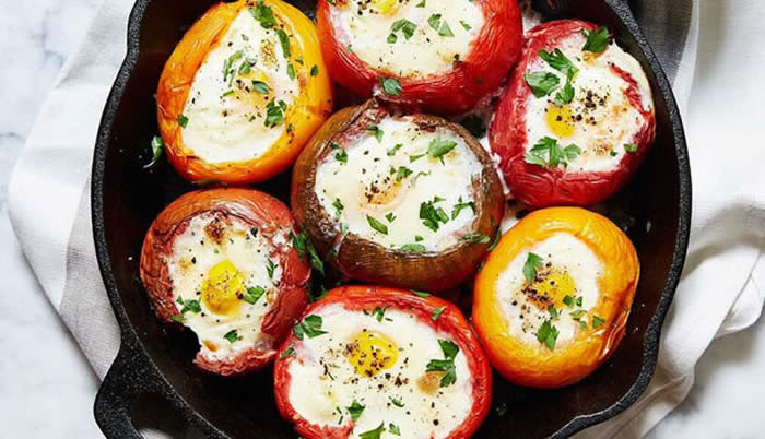 QUICK EGGS BAKED IN TOMATOES