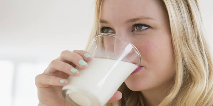 women drink milk