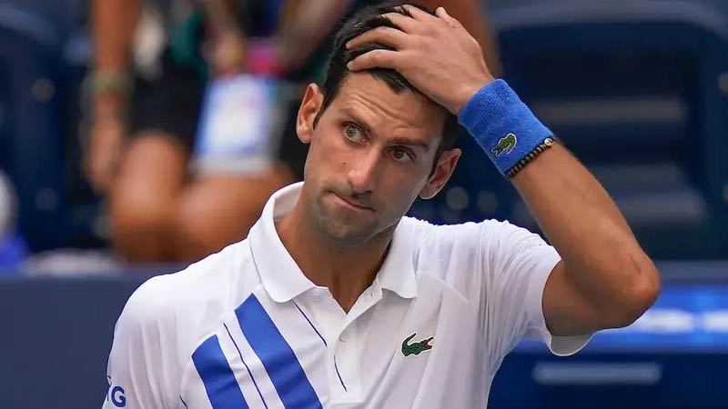  Novak Djokovic Disqualified from U.S. Open After Accidentally Striking Lineswoman with Ball