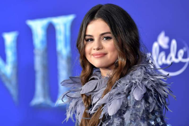  Selena Gomez slams Facebook