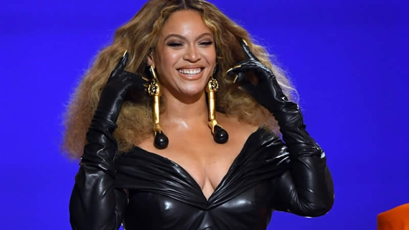  Beyoncé achieves historic milestone as first black woman to lead country chart