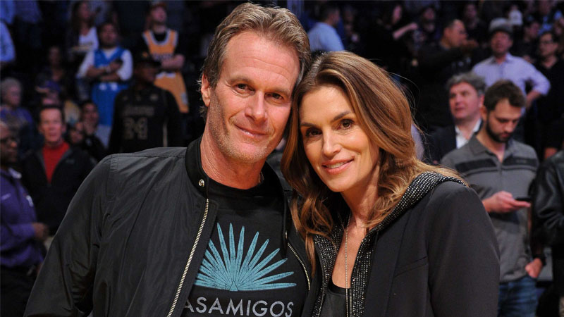  Cindy Crawford bakes romantic anniversary cake for husband Rande Gerber