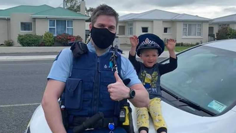  A 4-Year-Old Contacts the New Zealand Police To Show Them His Toys