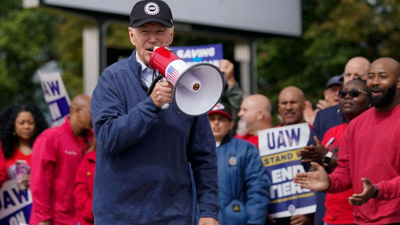  Unprecedented Move: Biden Surprisingly Stands Shoulder-to-Shoulder with Striking Car Workers!