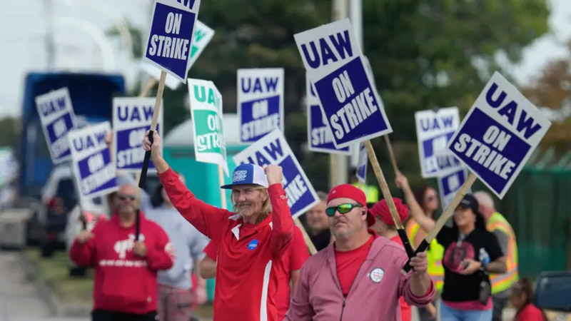  Trump’s Surprise Detroit Move! Skips GOP Debate to Back Historic Auto Strike, Takes Bold Gamble!