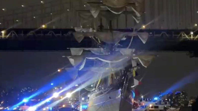 Mexican Navy ship slams New York Bridge