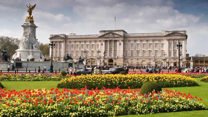 Buckingham Palace Queen Victoria Memorial statue
