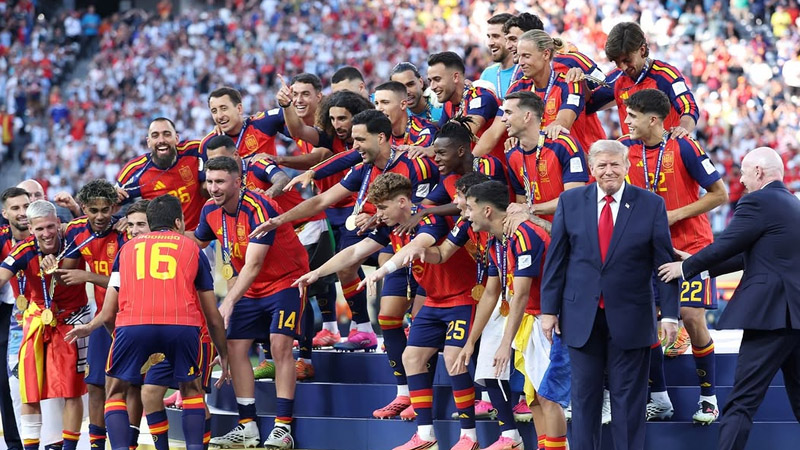 Donald Trump refuses to leave stage during Spain’s World Cup trophy lift